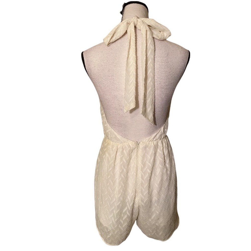 [Lush] Keyhole Halter Tie Romper - Picture 2 of 3